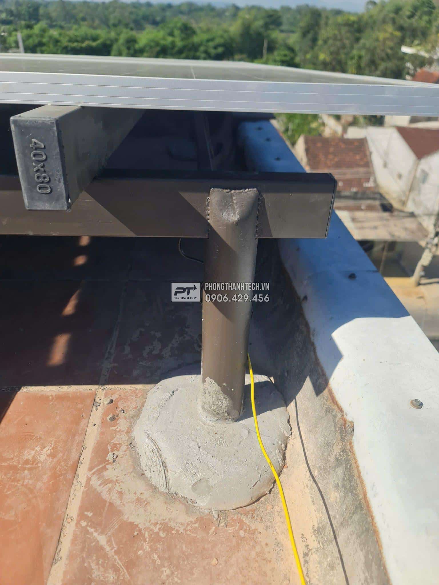 Giá đỡ được thi công chắc chắn, bền bỉ theo thời gian